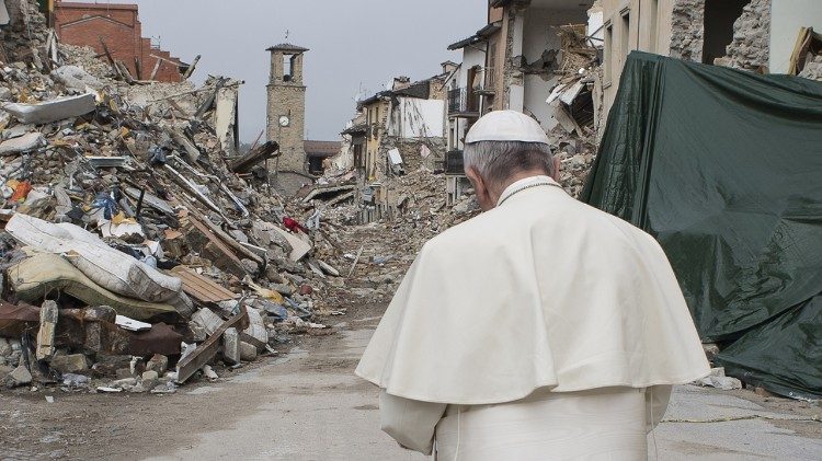 O Papa Francisco, em 4 de outubro de 2016, quando visitou a regi&atilde;o atingida pelo terromoto