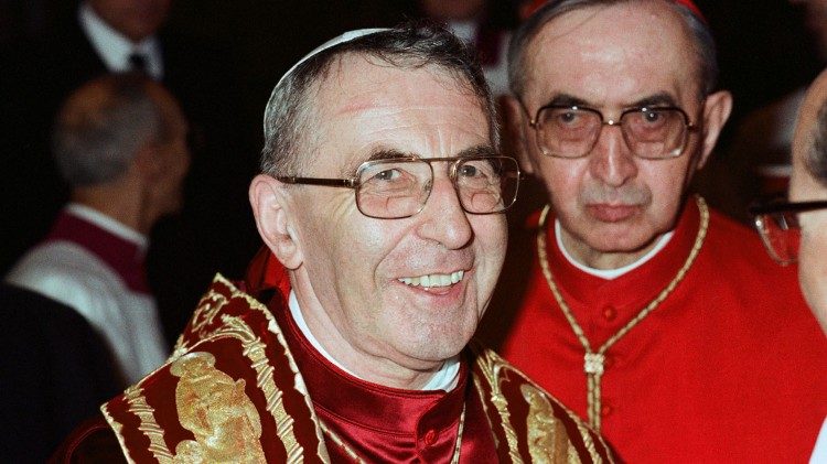 Papa Paulo I alikuwa amevaa hivi alipojitokeza mbele ya ulimwengu