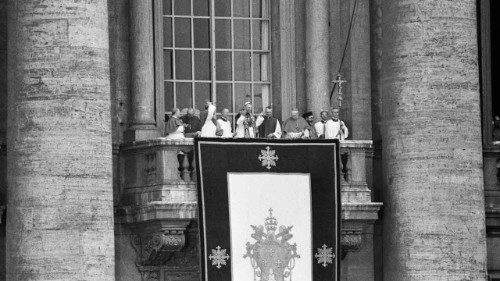 Del "Extra omnes" al "Habemus Papam": el latín protagonista de la elección papal