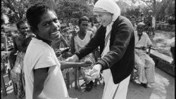 സ്നേഹം മൂർത്തമാകുമ്പോൾ വിരിയുന്ന പുഞ്ചിരി- വിശുദ്ധ മദർ തെരേസ ഭിന്നശേഷിക്കാരായവരുമൊത്ത് , ഒരു പഴയ ചിത്രം