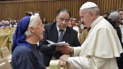 സിസ്റ്റർ ജെനീവീവ് ഫ്രാൻസിസ് പാപ്പായ്‌ക്കൊപ്പം (ഫയൽ ചിത്രം)