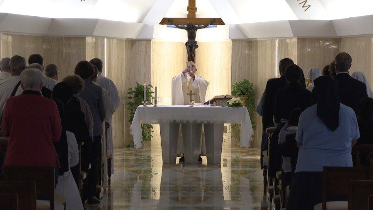 Papa Francesco celebra la messa a Santa Marta