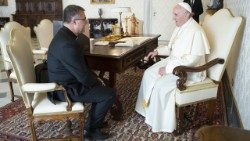 Com o Papa Francisco, o arcebispo de Palermo, na Sicília, sul da Itália, dom Corrado Lorefice (Vatican Media)