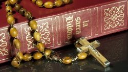 Une bible et un chapelet. 