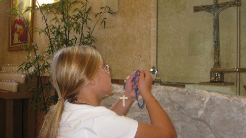 Дзеці моляцца Ружанец за мір: Папа падзякаваў маленькім вернікам