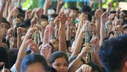 Kinder auf den Philippinen, die an einer Rosenkranz-Gebetsaktion im Rahmen der Kampagne "Eine Million Kinder beten den Rosenkranz" von "Kirche in Not" teilnahmen.