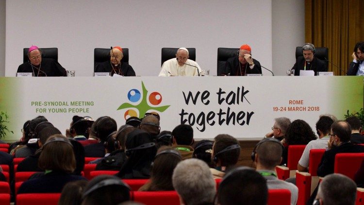Franziskus 2018 bei einem vorsynodalen Treffen mit Jugendlichen in Rom