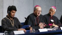 Bischof Lazarus You Heung-sik (rechts)