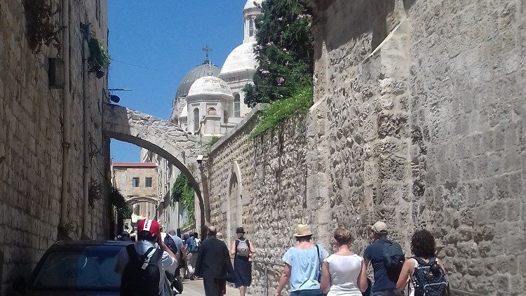 Паломники на Via Dolorosa в Єрусалимі - архівне фото
