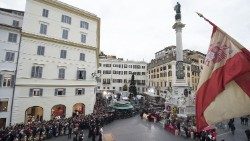 Truyền thống tôn kính Đức Mẹ Vô Nhiễm Nguyên Tội tại Quảng trường Tây Ban Nha dịp lễ 8/12 hàng năm.