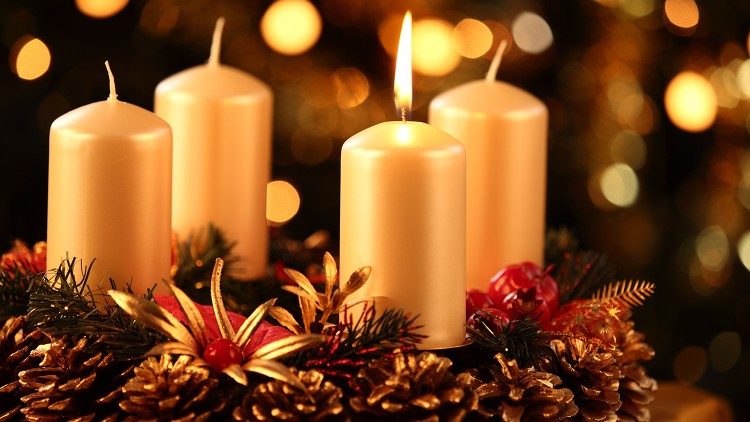 Am 1. Adventssonntag wird die 1. Kerze auf dem Adventskranz entzündet - es ist ein Brauch aus dem 19. Jh. 