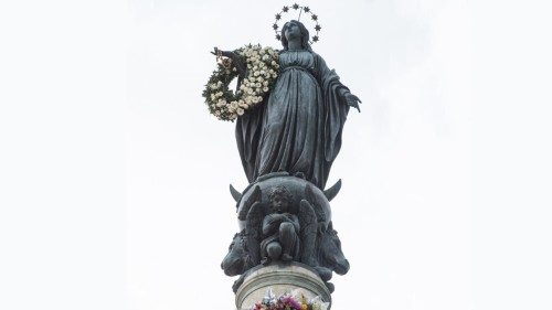 Statua Maryi Niepokalanej przy Placu Hiszpańskim w Rzymie