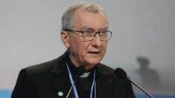 Kardinalstatssekreteraren Pietro Parolin uttrycker förvåning över att regeringarna i Ryssland och Ukraina inte säger sig känna till Vatikanens engagemang för fred som påven talade om vid flygresan från Budapest.  