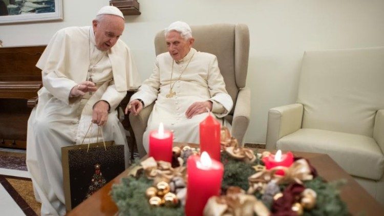 Franziskus besucht zu Weihnachten seinen emeritierten Vorg&auml;nger Benedikt XVI.