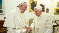 Папа Францішай і Папа Бэнэдыкт XVI