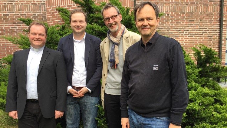 Waldm&uuml;ller, Chwalek und Lichter (v.l.) 2018 mit dem damaligen Leiter des deutschen Programms von Radio Vatikan, Pater Bernd Hagenkord SJ