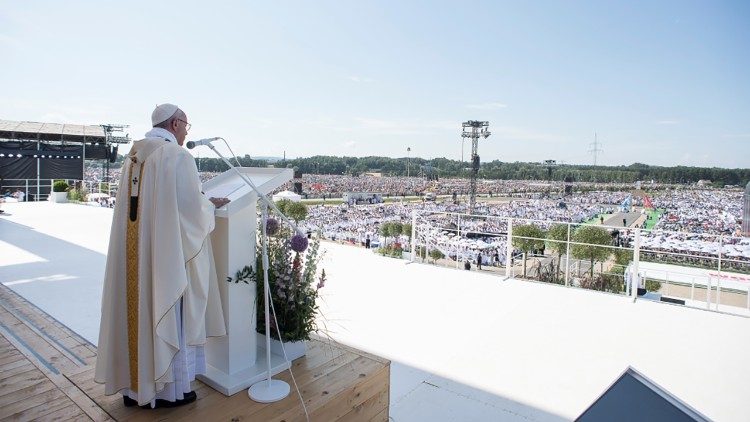 Rzesze młodych na spotkaniu z Franciszkiem