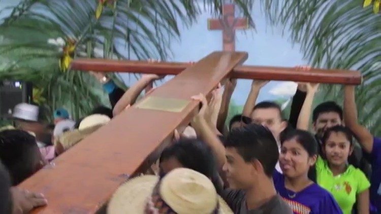 Indische Christen bei einer Prozession mit Kreuzverehrung