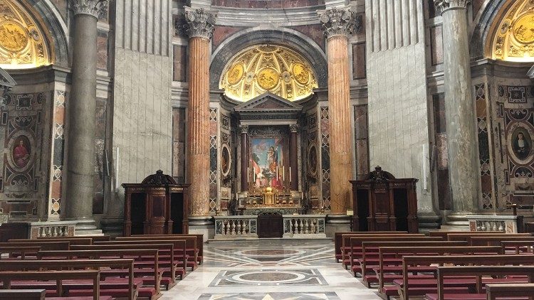 Oltár sv. Jozefa sa nachádza na konci ľavej priečnej lode baziliky