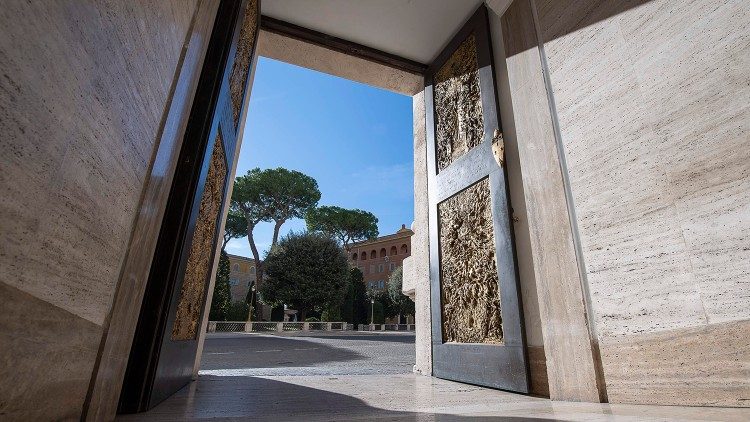 «Porta della preghiera» («bønnens dør»), sidedøren i Peterskirken som paven benyttet seg av torsdag da han var ute på tur i Vatikanet og fant ut at han ville inn i Peterskirken.