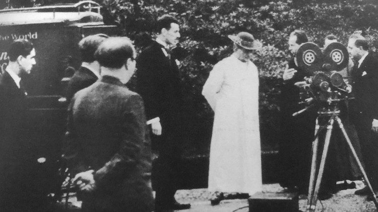 Pius XI. bei Filmaufnahmen 1931