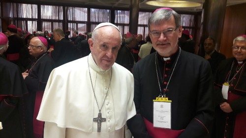 Bischof Clemens Pickel (re) bei einer Begegnung mit Papst Franziskus (Archivbild)