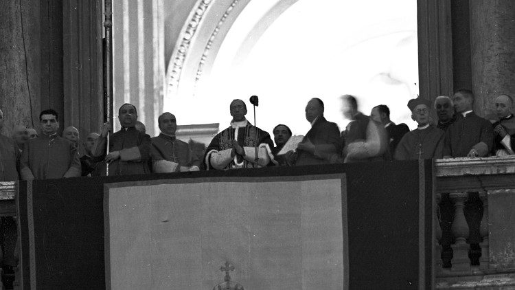 Pio XII dalla Loggia delle Benedizioni il giorno della sua elezione 2 marzo 1939