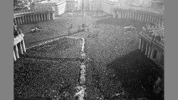 Der Petersplatz bei der feierlichen Verkündigung des Dogmas im November 1950
