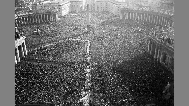 Tausende von Menschen erleben 1950 auf dem Petersplatz mit, wie Pius XII. das Dogma von der Aufnahme Mariens in den Himmel verkündet