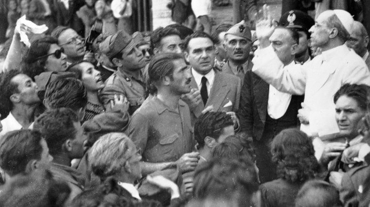 Pius XII. während des Zweiten Weltkriegs im bombardierten römischen Stadtviertel S. Lorenzo