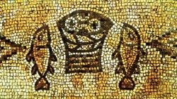 Darstellung der wundersamen Vermehrung von Brot und Fisch auf einem Mosaik