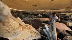 Mtu akiwa kwenye vifusi