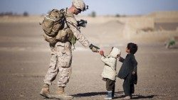 Ein Soldat interagiert mit Kindern