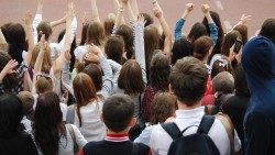 Badania wśród młodych z 8 krajów potwierdzają, że wiara odgrywa ważną rolę