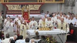 Archívna snímka: Mons. Alojz Tkáč pri slávení Eucharistie s kard. Tomkom v Katedrále sv. Alžbety v Košiciach (16. mar. 2019)