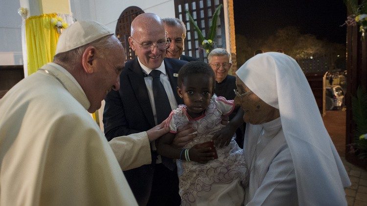 Papa visita hospital em Bangui