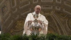 Foto de arquivo: Francisco abençoa os óleos na Missa do Crisma celebrada na Basílica de São Pedro (Vatican Media)