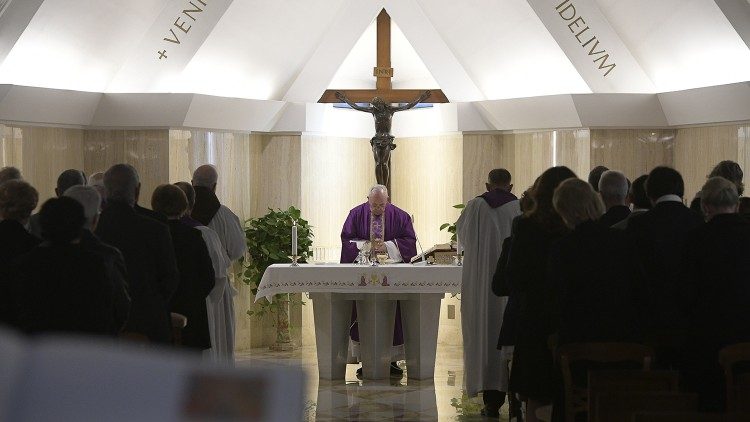 El Papa Francisco celebra la Misa matutina en la capilla de la Casa de Santa Marta