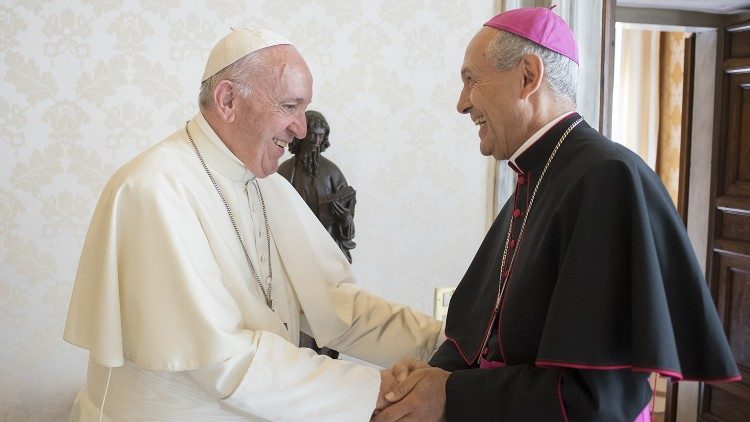 ഫ്രാൻസിസ് പാപ്പായും ആർച്ച്ബിഷപ് കാച്ചയും - ഫയൽ ചിത്രം