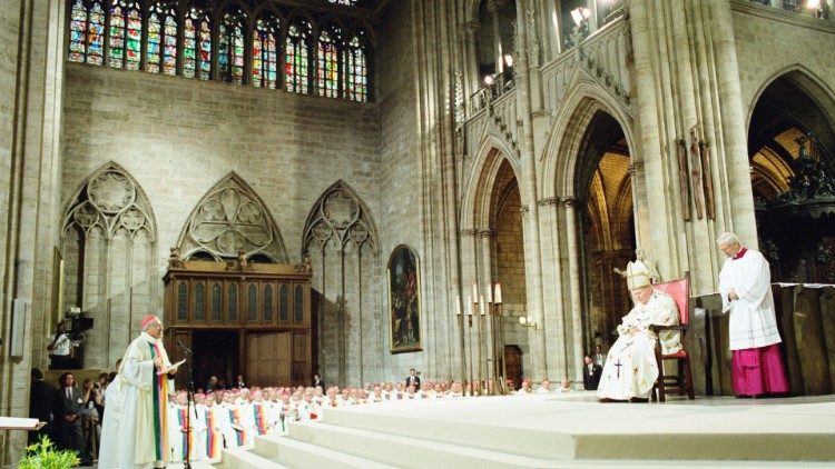 Lors des JMJ de 1997 à Paris, en la cathédrale Notre-Dame, les chasubles avaient été dessinées par le créateur Jean-Charles de Castelbajac, comme ce fut le cas à la réouverture de la cathédrale parisienne le 8 décembre 2024.