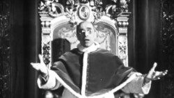 Papst Pius XII. bei einer Ansprache für das französische Fernsehen