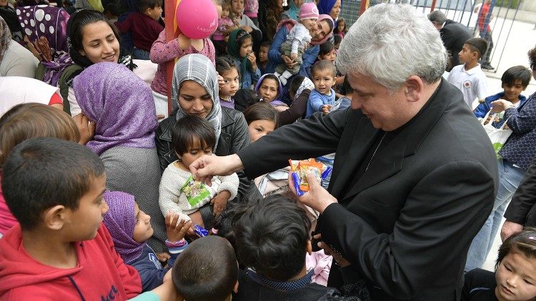 El cardenal Konrad Krajewski durante su visita al campo de refugiados de Lesbos en 2019 