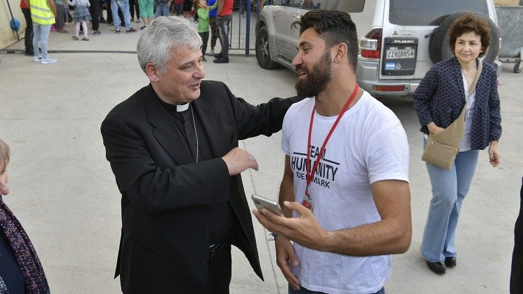 2019.05.09 Card Konrad Krajewski - Isola di Lesbo - Visita Informale al Campo Profughi di Lesbo