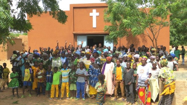 Fiéis em frente duma Igreja - Burkina-Faso