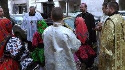 Arhiepiscopul major Claudiu-Lucian Pop în timpul unei vizite pastorale.