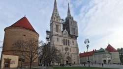 Matoš u autobiografskim zapisima kaže da je ʺBunjevac podrijetlom, Srijemac rodom, a Zagrepčanin odgojemʺ, na slici zagrebačka katedrala