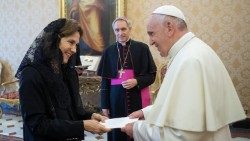 Папата Фрањо со француската амбасадорка Елизабет Бетон-Делег
