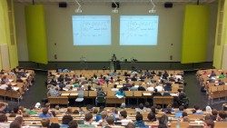 Aula in einer Universität, oder: Raum für Denken und Dialog von Glauben und Wissen