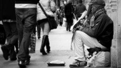 13.6.2019 रास्ते पर भीख मांगता एक गरीब व्यक्ति