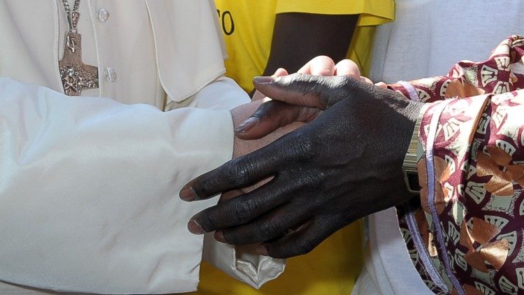 教宗与移民握手